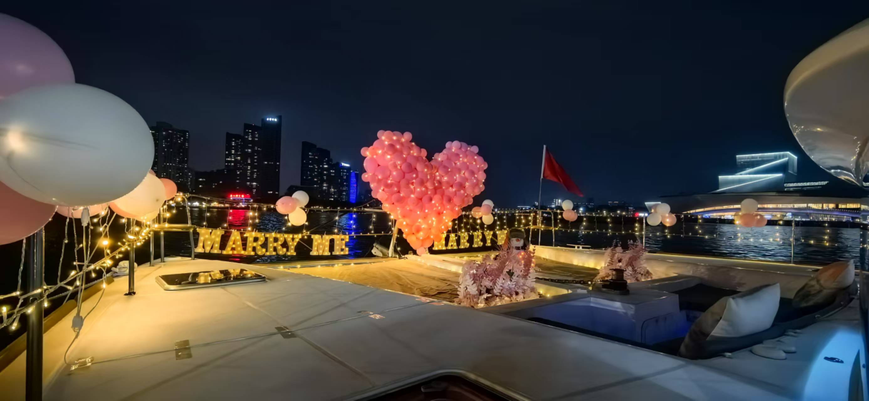 【广州游艇】5888含布置特惠款广州620双体游艇包船+生日求婚布置豪华特价套餐~2小时动态夜游珠江航线