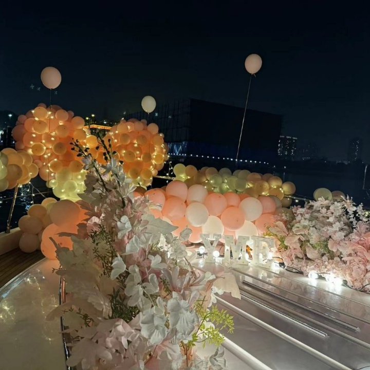【广州游艇】特色求婚圆桌套餐86英尺豪华游艇包船含布置用餐跟拍