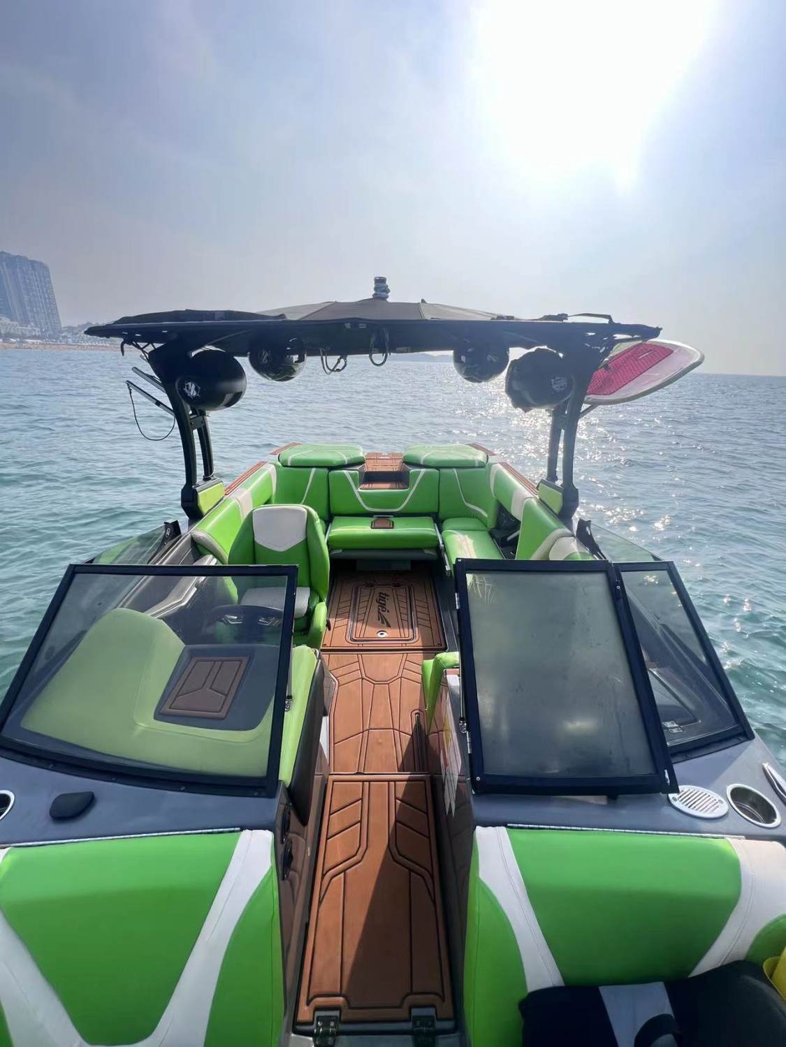 【威海游艇尾波冲浪】威海海水浴场 维斯777号造浪艇 包船出海+尾波冲浪教学+冲浪体验