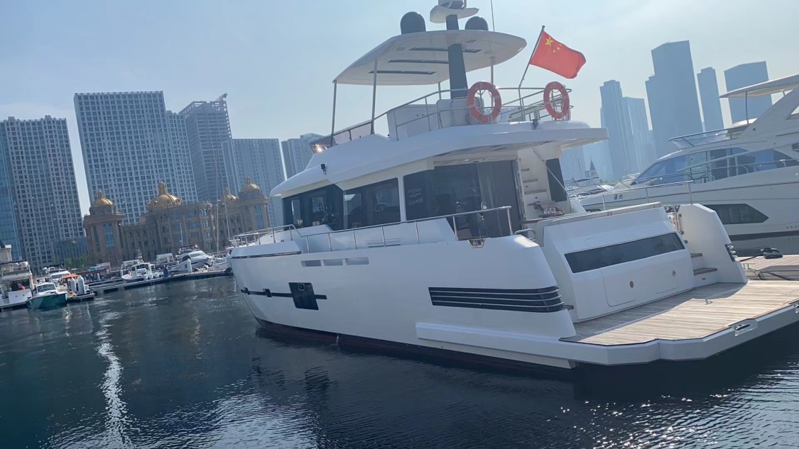 【大连游艇】大连东港58英尺瑞嘉豪华游艇包船出海+水果饮料+游艇自驾体验+海鸥投喂