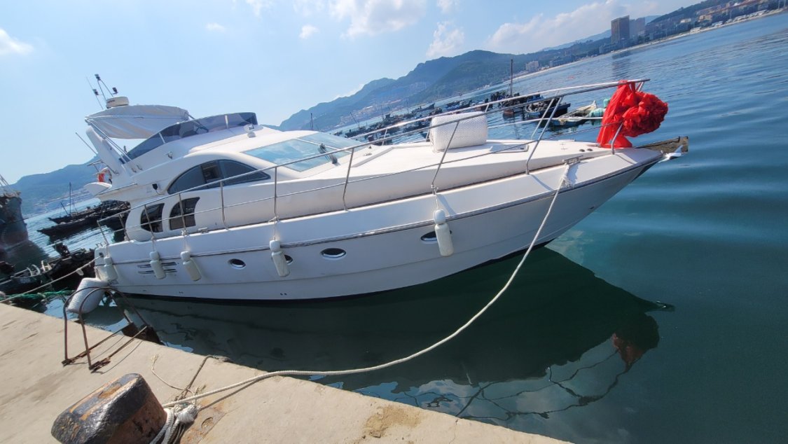 【威海游艇】威海四眼楼 海港大厦56英尺游艇 3小时包船出海+水果饮料+游艇KTV包厢+游艇自驾体验+海钓+投喂海鸥
